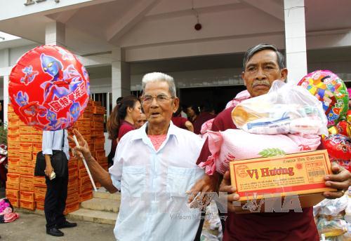 Tặng hơn 1.000 phần quà cho nạn nhân chất độc da cam và người khiếm thị ảnh 1